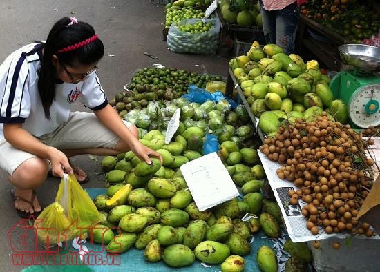 
Trái cây, hoa tươi tại các chợ tự phát được bán khá rẻ do không mất tiền thuê mặt bằng.
