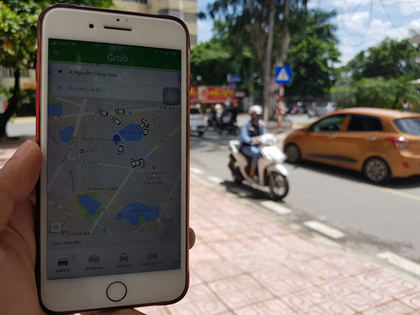 Dịch vụ Uber/Grab đang thịnh hành nhờ tính linh hoạt và mức cước phí cạnh tranh - Ảnh: Hoàng Cường