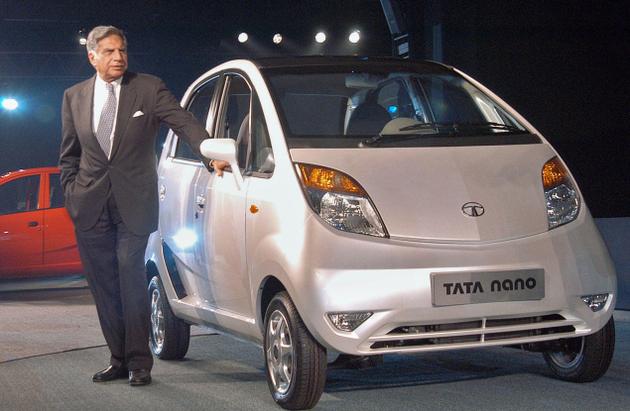 
Ngài Ratan Tata bên cạnh chiếc xe Tata Nano, chiếc xe ô tô giá rẻ nhất thế giới, với thông điệp xe cho mọi người.
