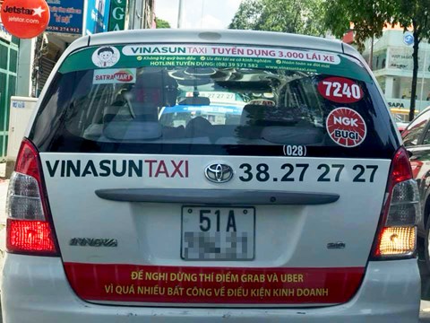 
Decan với dòng chữ được nhiều người cho là phản cảm dán sau xe taxi của hãng Vinasun.
