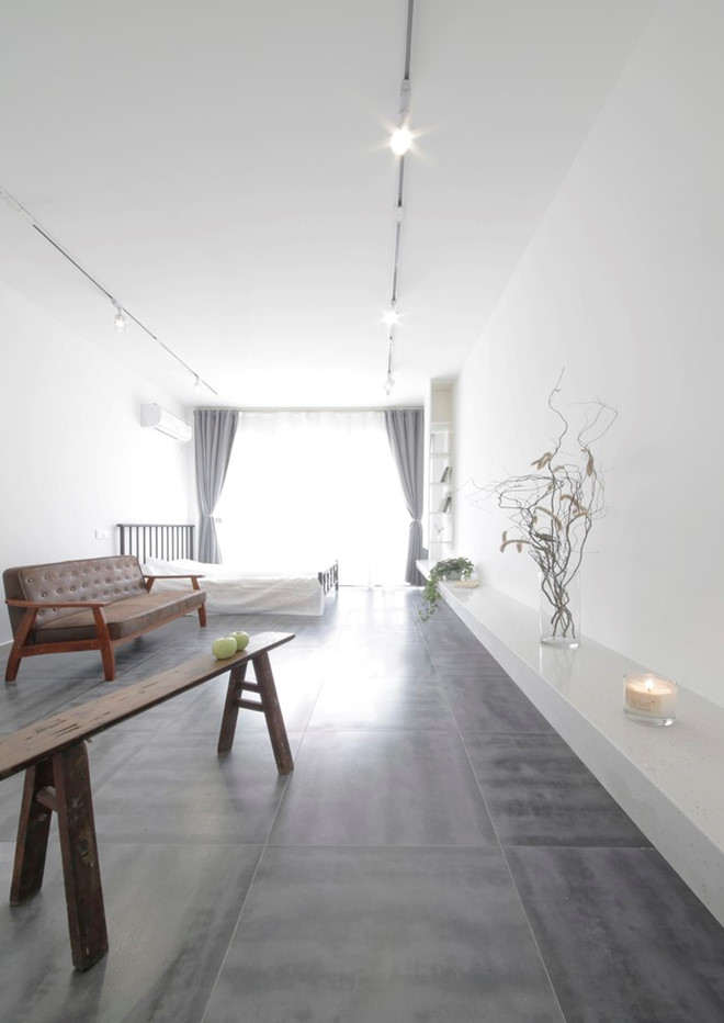 Việc sử dụng tông màu trắng tinh khiết cùng thiết kế hoàn toàn mở khiến căn hộ nhỏ trở nên thoáng rộng không ngờ.