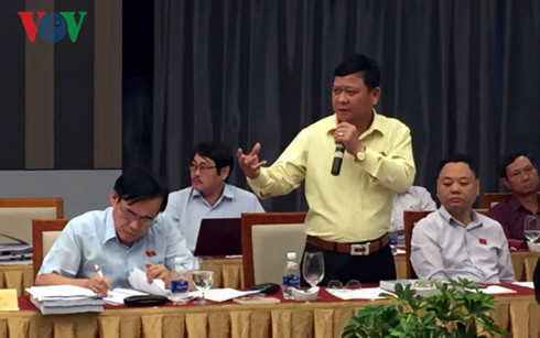 
Ông Đặng Ngọc Nghĩa , Ủy viên thường trực UBQPAN đề nghị làm rõ việc sử dụng Quỹ đất thương mại.
