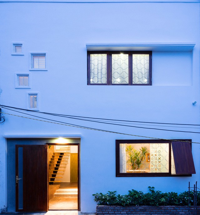 
Nhìn bề ngoài ngôi nhà được thiết kế khá đơn giản với những ô cửa sổ nhỏ và một bồn hoa trước nhà.

 

