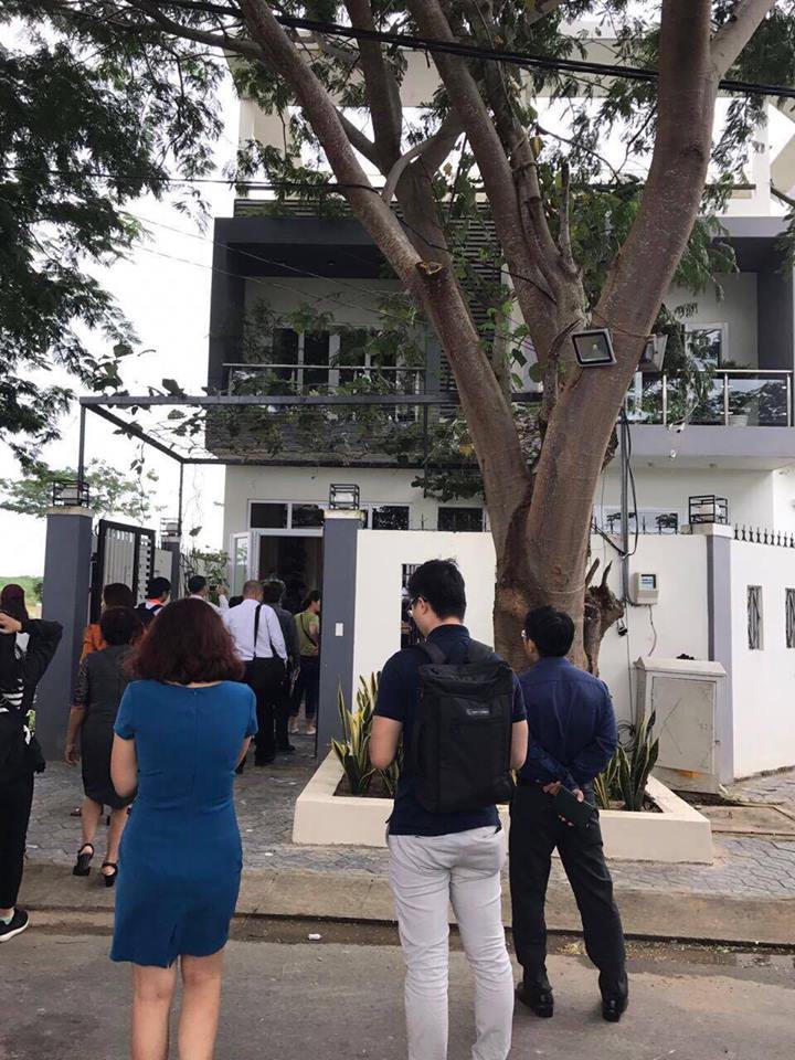 Khách hàng xếp hàng để tham quan nhà mẫu La Maison De Cần Giờ.