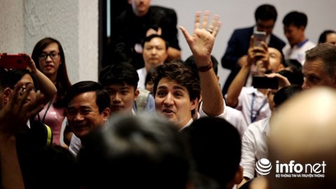 Ông Justin Trudeau chào các sinh viên trước khi rời đi.