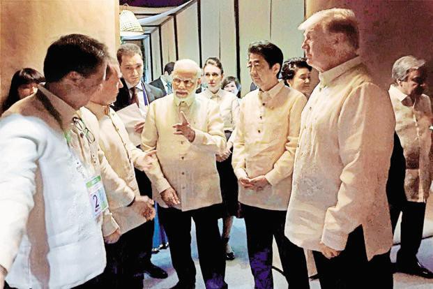 
Thủ tướng Ấn Độ Modi (giữa), thủ tướng Nhật Shinzo Abe và tổng thống Mỹ Trump tham gia một cuộc trao đổi tại tiệc chiêu đãi các lãnh đạo dự Hội nghị cấp cao ASEAN và Hội nghị cấp cao Đông Á tại Manila, do tổng thống Philippines Rodrigo Duterte chủ trì (Ảnh: PTI)
