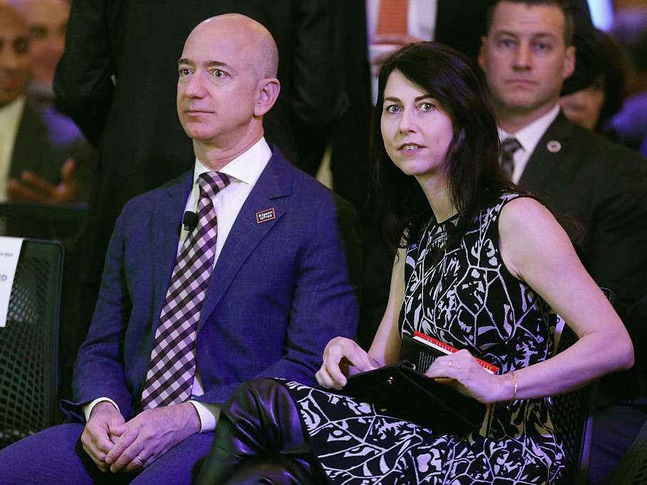 Jeff Bezos và vợ, nhà văn MacKenzie Bezos