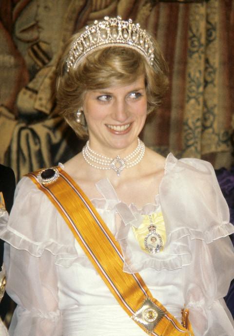 
Công nương Diana đã đeo chiếc vòng cổ này tại một bữa tiệc chiêu đãi Hà Lan năm 1982.
