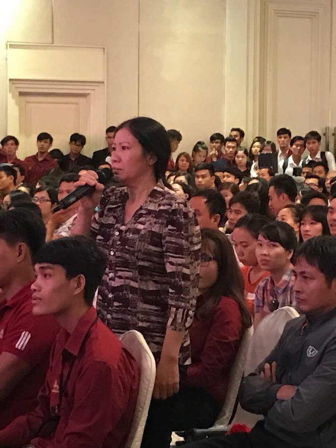 Một người mua chất vấn