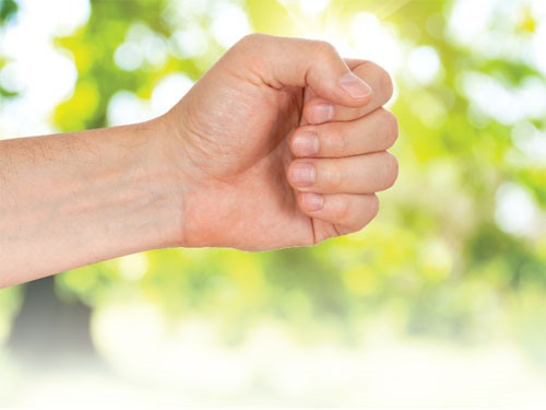 
Chuỗi động tác xoay cổ tay và nắm thành quyền sẽ giúp bạn rèn sức nắm và tăng độ linh hoạt của các ngón tay. (Ảnh minh họa: Nguồn Internet).
