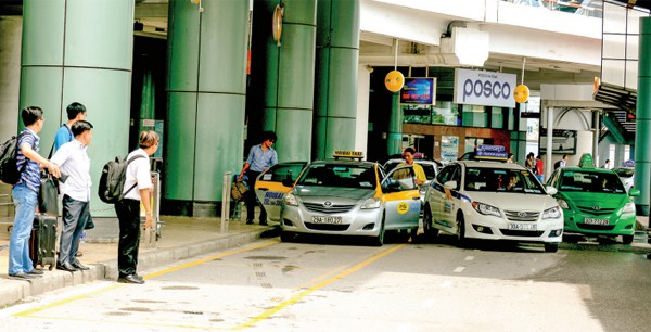 
Hiện có 14 doanh nghiệp taxi đang được nhượng quyền khai thác tại sân bay Nội Bài - Ảnh: Tạ Tôn
