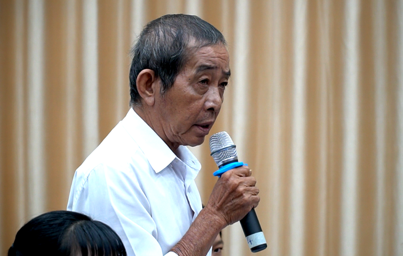 Cử tri Phan Trúc Bạch, quận 4 nêu ý kiến về việc ghi tên cả gia đình vào giấy đỏ. Ảnh: QUỐC VŨ