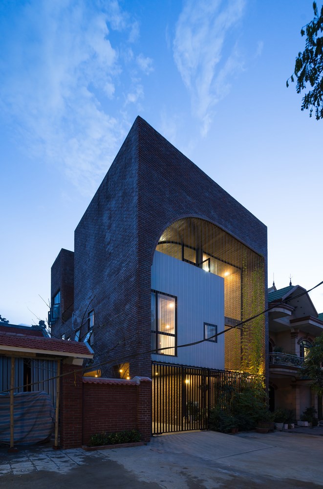 Ngôi nhà thu hút mọi ánh nhìn bởi hình dáng lạ mắt cộng lối kiểu dáng độc đáo không giống với bất kỳ ngôi nhà nào trong khu phố.