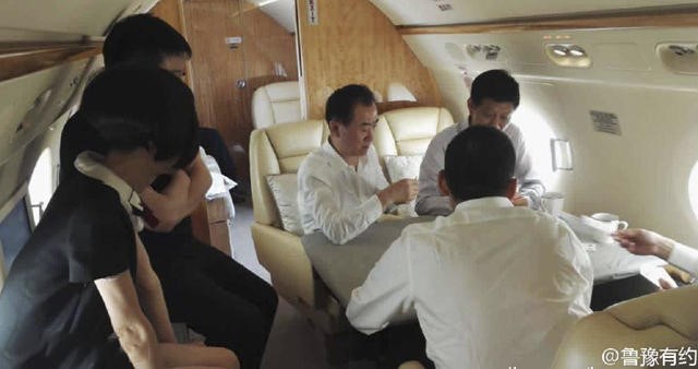  &Ocirc;ng c&oacute; th&oacute;i quen chơi đấu địa chủ tr&ecirc;n m&aacute;y bay ri&ecirc;ng mỗi khi di chuyển. Ảnh:&nbsp;China Money Network.