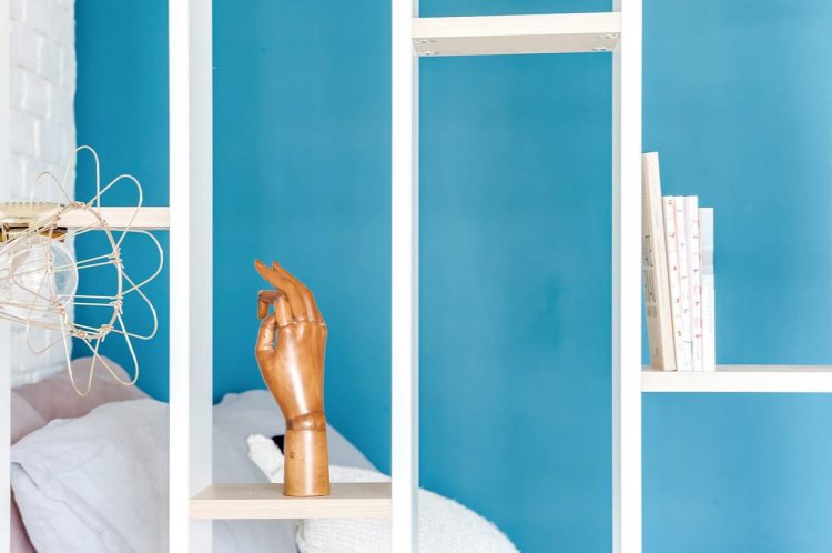 Hệ kệ này là sự lựa chọn lý tưởng thay vì dùng rèm hay tường ngăn bởi nó vừa bảo đảm độ sáng vừa đủ cho khu nghỉ ngơi, vừa là không gian trang trí những đồ lưu niệm, giá sách vô cùng thuận tiện cho chủ nhà.