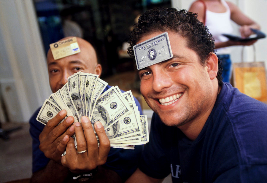 Đạo diễn Brett Ratner và doanh nhân Russell Simmons dùng bữa ở nhà hàng L’Iguane, St. Barts. Ít nơi trên đảo nhận thanh toán bằng thẻ, do đó du khách thường đêm theo lượng tiền mặt lớn.