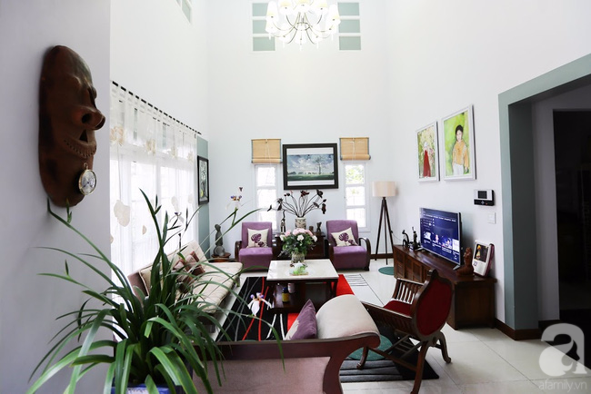 Hai bức tranh của con anh chị tự vẽ được treo trang trọng bên bức tường đối diện sofa chính.