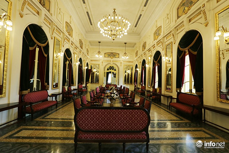 Phòng gương (phòng Khánh tiết) dài 20.5m, rộng 19m. Từ khi đất nước độc lập đến nay, phòng đã tiếp đón nhiều nguyên thủ quốc gia và các nhân vật có tầm ảnh hưởng lớn trên thế giới như: Chủ tịch Giang Trạch Dân, Hồ Cẩm Đào, Tổng thống V.Putin, Tổng thống Bill Clinton, Vua và Hoàng hậu Thuỵ Điển, Chủ tịch Microsoft Bill Gates, ...