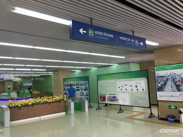 Bên trong khu trưng bày, hai bên là lối lên tầng ba cho 2 chuyến tàu khác nhau: Yên Nghĩa - Cát Linh.