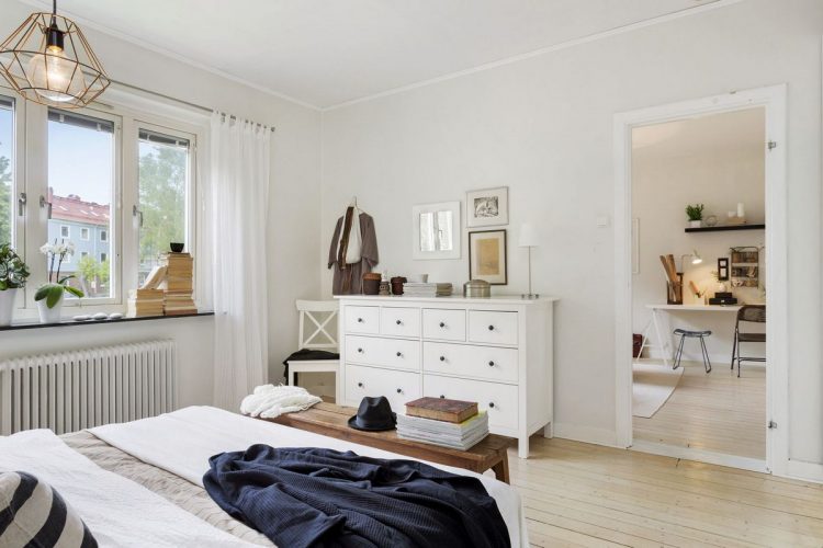 Một chiếc tủ kiêm bàn trang trí với nhiều ngăn kéo đảm bảo nhu cầu trữ đò của chủ nhà.