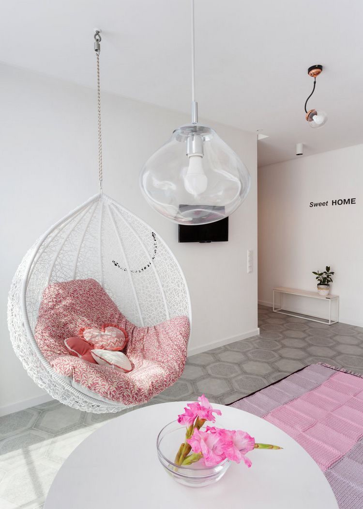 Không gian đẹp nhất trong <a href='http://canhodreamhomeriverside.blogspot.com/'>bất động sản</a> này đó chính là khu vực phòng khách với 1 bộ ghế xinh xắn, một chiếc ghế xích đu cách điệu và một khoảng không thư giãn cạnh cửa sổ.