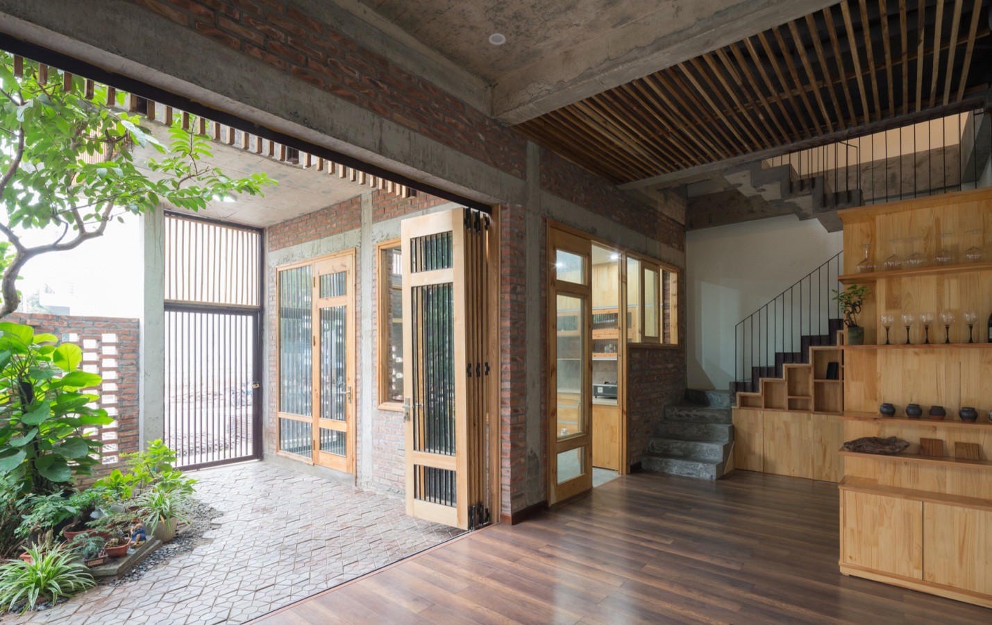 Cây được tự nhiên đưa vào nhà như là một giải pháp làm mát và làm xanh cho không gian.