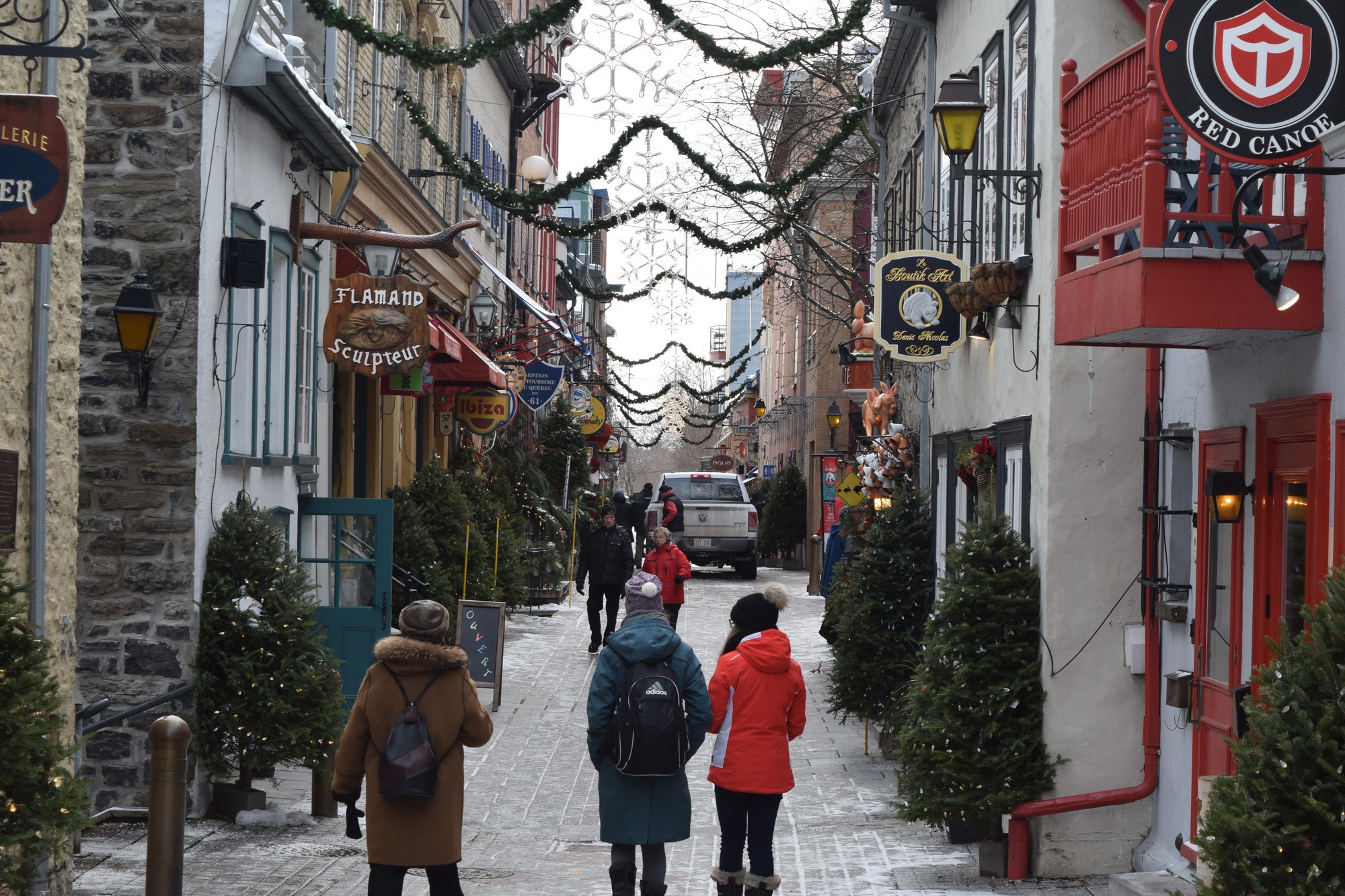 Giáng sinh đến sớm trên một con phố nhỏ ở Quebec, Canada.