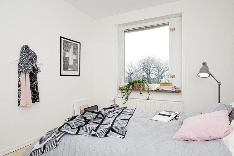  Phòng ngủ nhỏ được thiết kế đơn giản với toàn bộ những món đồ nội thất thiết yếu nhất. 