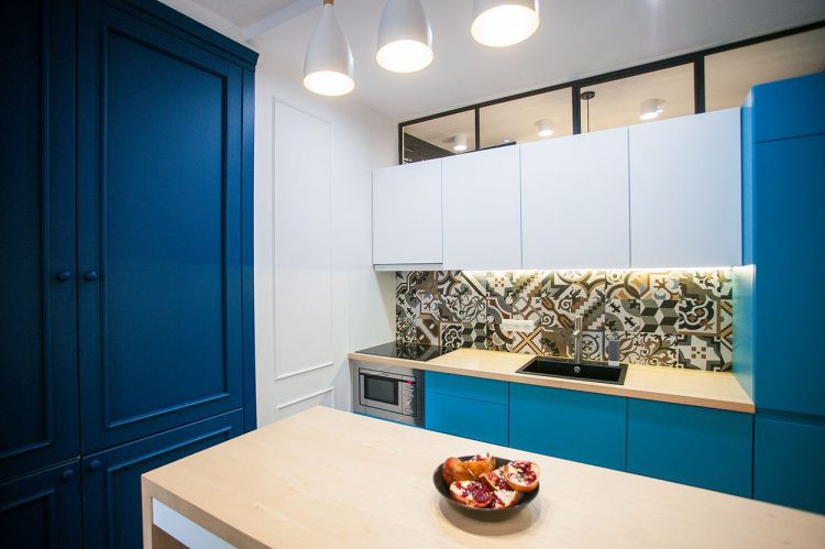 Góc bếp và bàn ăn tuy nhỏ nhưng được ngoại hình tương đối logic và tiện lợi. Hệ thống tủ kệ bếp hoàn toàn khép kín làm thể tích trở nên ngăn nắp mà ko bị rối mắt.