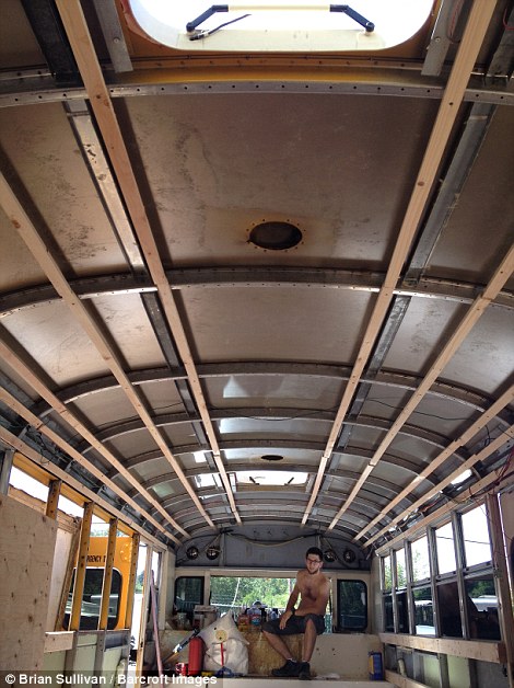 
Anh Brian đã phải tốn không ít thời gian và công sức để sửa chữa, cải tạo chiếc xe bus cũ thành “tổ ấm” tuyệt đẹp này.

 
