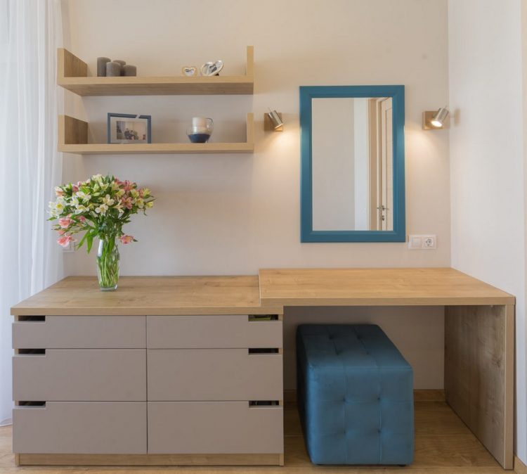 Góc nhỏ dành làm nơi trang trí cho phòng ngủ. bên cạnh là bàn trang điểm nhỏ xinh với chiếc ghế ngồi và gương cùng tông màu xanh mát mắt.