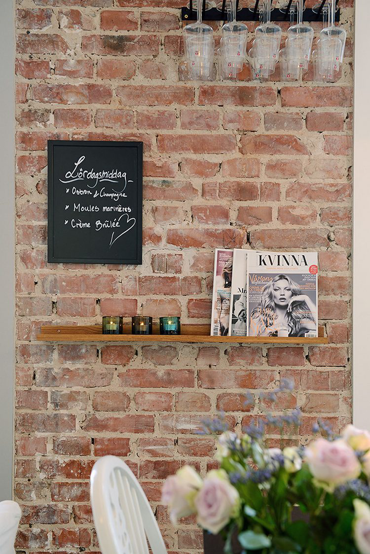 Góc nhỏ này còn đặc biệt ấn tượng với bức tường thô đầy cảm hứng mang đến không gian thân thiện gần giũ cho những vị khách vào nhà.