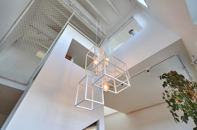 Nơi đây được thiết kế khá ấn tượng với những khối hình học treo lơ lửng giữa bàn.