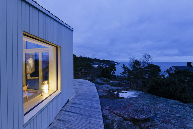 Từ trong nhà gia chủ có thể ngắm nhìn toàn bộ cảnh biển qua bức tường kính lớn.