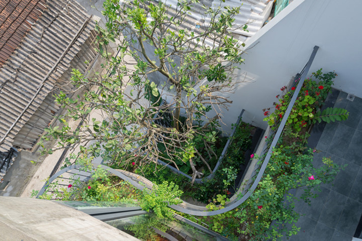 Càng lên cao các sàn nhà càng lùi lại để tạo điểm nhìn cho con ngõ hẹp trước mặt.