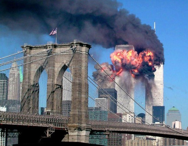 
Tòa tháp bốc cháy ngùn ngụt sau vụ khủng bố kinh hoàng.
