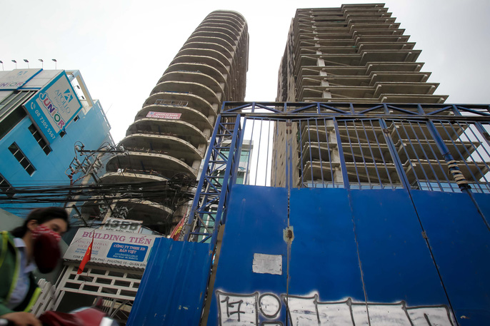 Cao ốc văn phòng V-Ikon đã xây được phần thô nhưng chủ đầu tư không đủ khả năng để hoàn thiện. Ảnh: Hoàng Triều