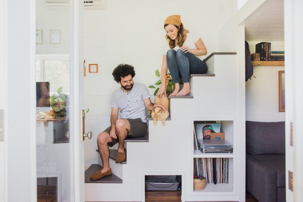 Chiếc cầu thang nhỏ dẫn lên phòng ngủ cũng được thiết kế khéo léo tận dụng tối đa không gia để trữ đồ.
