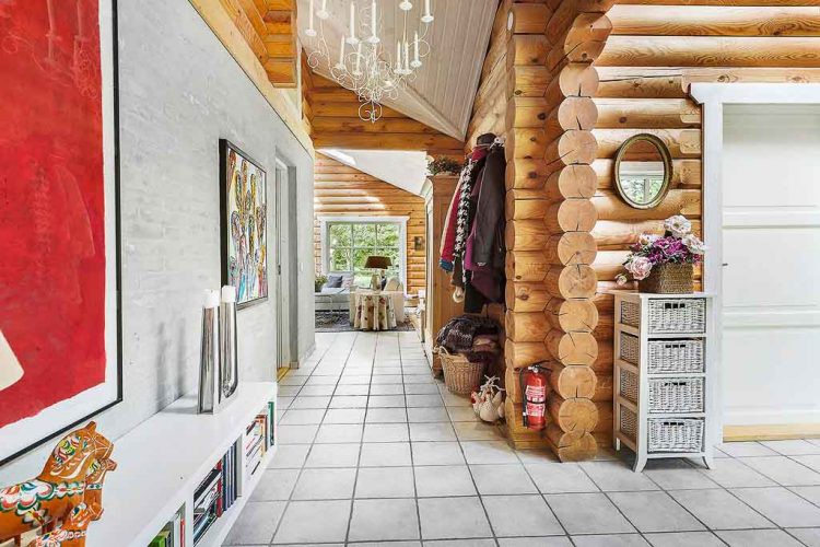  Những bức tường gỗ nguyên khối hình tròn xuyên suốt ngôi nhà với tông màu sáng tạo cảm giác vô cùng ấm cúng và gần gũi với thiên nhiên. 