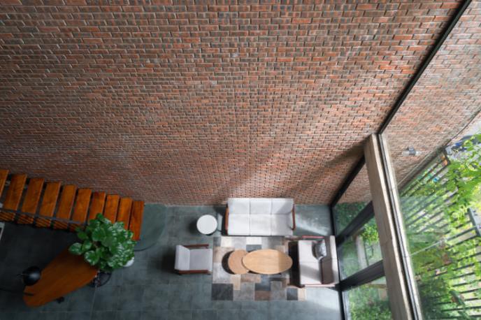 Từ tầng 2 sở hữu thể dễ dàng nhìn xuống tầng 1 qua khoảng thông tầng từ phòng khách.