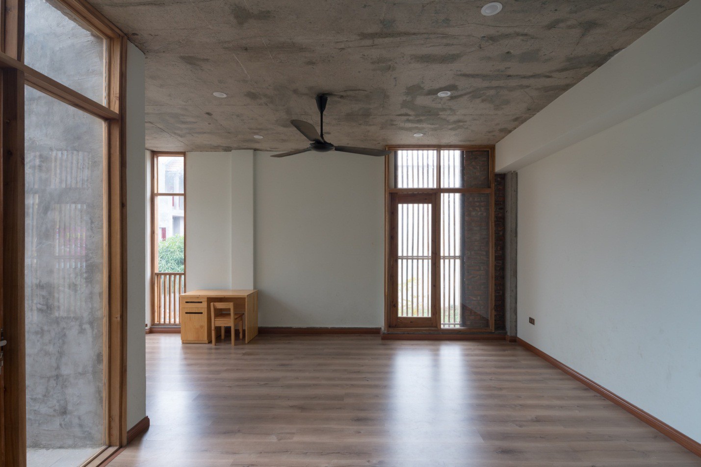 Vẫn với tiêu chí mở thông thoáng, tầng 2 ngôi nhà là không gian nghỉ ngơi, làm việc và thư giãn của gia chủ.