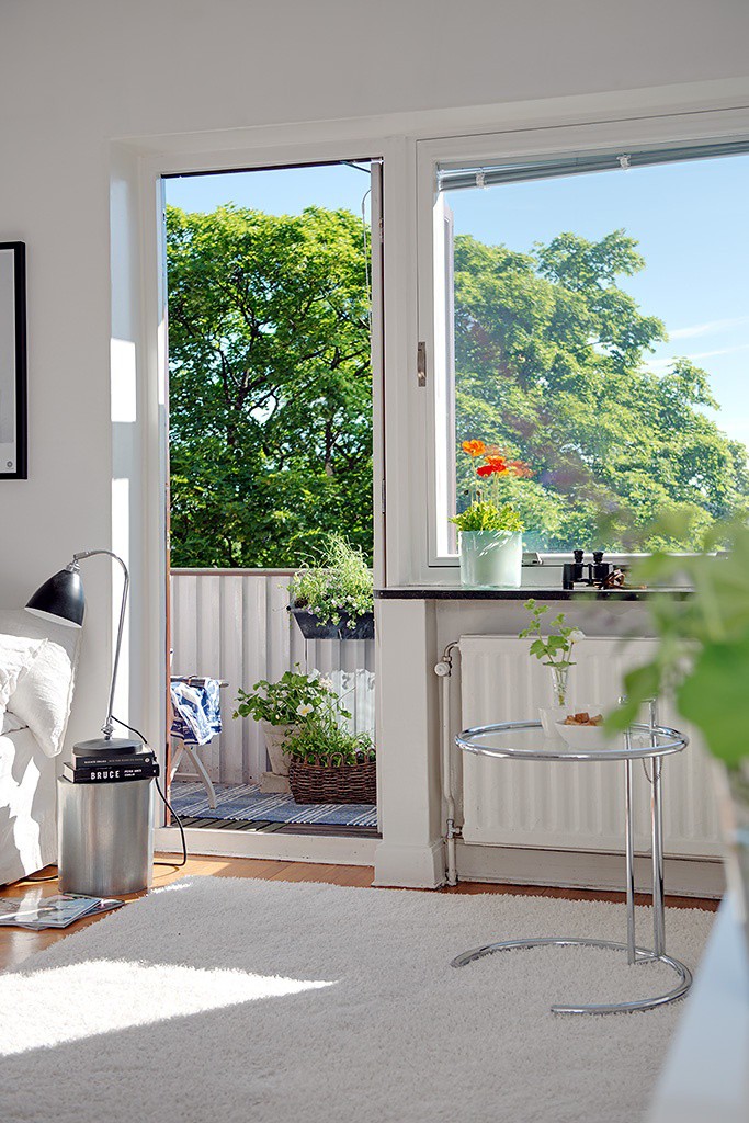 Để tạo không gian thoáng sáng cả ngày, một phần tường nhà đã được thay bằng chiếc cửa sổ kính lớn nhằm tận dụng ánh sáng tự nhiên và hút gió cho tòa bộ không gia trong nhà.