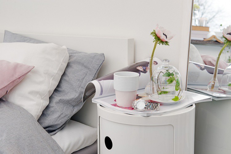  Nội thất xám trắng kết hợp hài hòa càng tạo không gian êm đềm và tĩnh lặng cho góc nghỉ ngơi. 