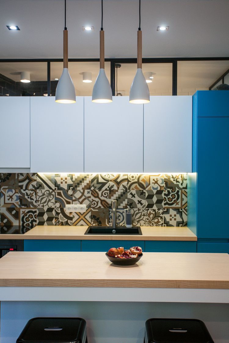 chiếc bàn ăn gỗ dài ngay cạnh cực kỳ tiện lợi cho người nội trợ.