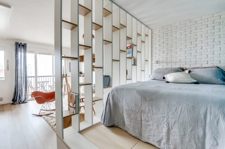 Sự kết hợp tuyệt vời của tông màu trắng sáng cùng một vài chi tiết nổi bật của nội thất khiến không gian vừa rộng thoáng nhưng cũng mang đậm nét cá tính của chủ nhà.