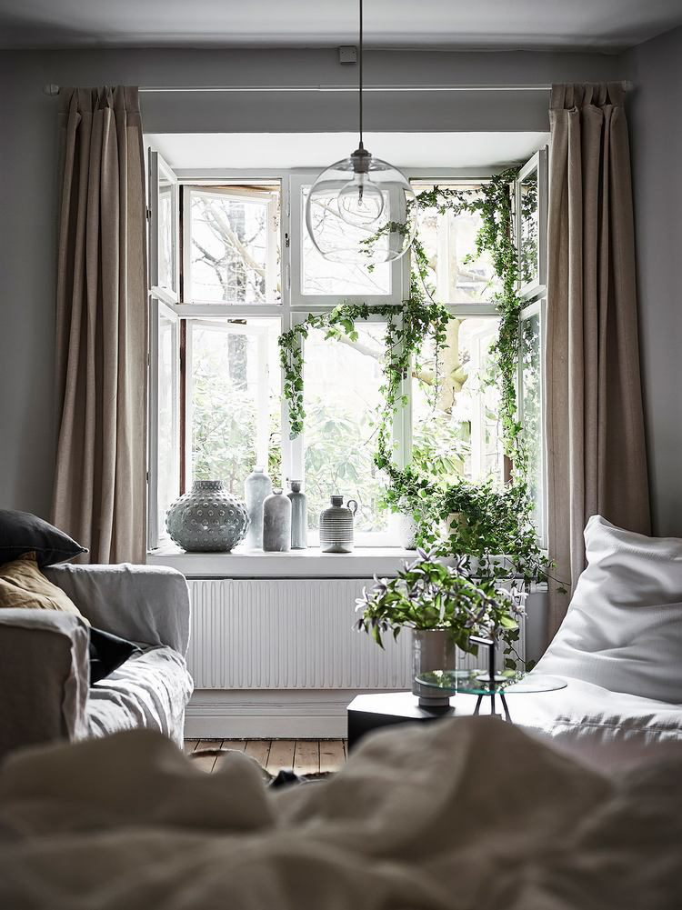 Góc nghỉ ngơi nhỏ nhắn được đặt bên trong khu vực tiếp khách. Nơi đây được phân biệt với không gian tiếp khách bằng một tấm vách ngăn di động làm bằng gỗ.