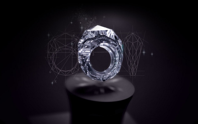 Một chiếc nhẫn không đính mặt kim cương nhưng lại được làm hoàn toàn từ kim cương. Món đồ trang sức quý giá của hãng Shawish, Thụy Sĩ này được bán với giá trên trời , khoảng 70 triệu USD (hơn 1,5 nghìn tỷ).