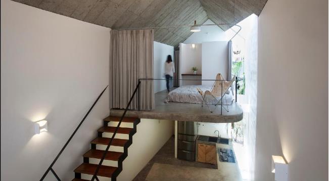 Góc nghỉ ngơi trên tầng 2 được nối tiếp với không gian tầng 1 bằng 1 chiếc cầu thang nhỏ.