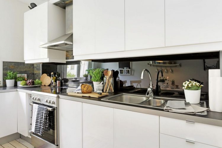 Bếp ăn được trang bị hiện đại, tiện nghi. Những chậu cây xanh nhỏ xinh làm điểm nhấn bắt mắt là tươi mới cho không gian này.