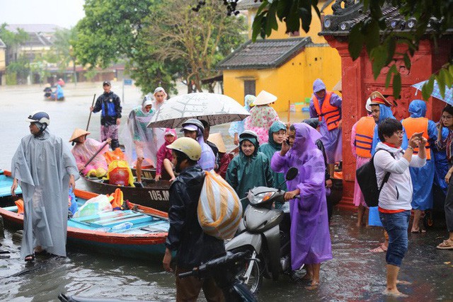 
Việc di chuyển khách của các công ty tour rất khó khăn, phải dùng thuyền tăng bo qua các đoạn lụt
